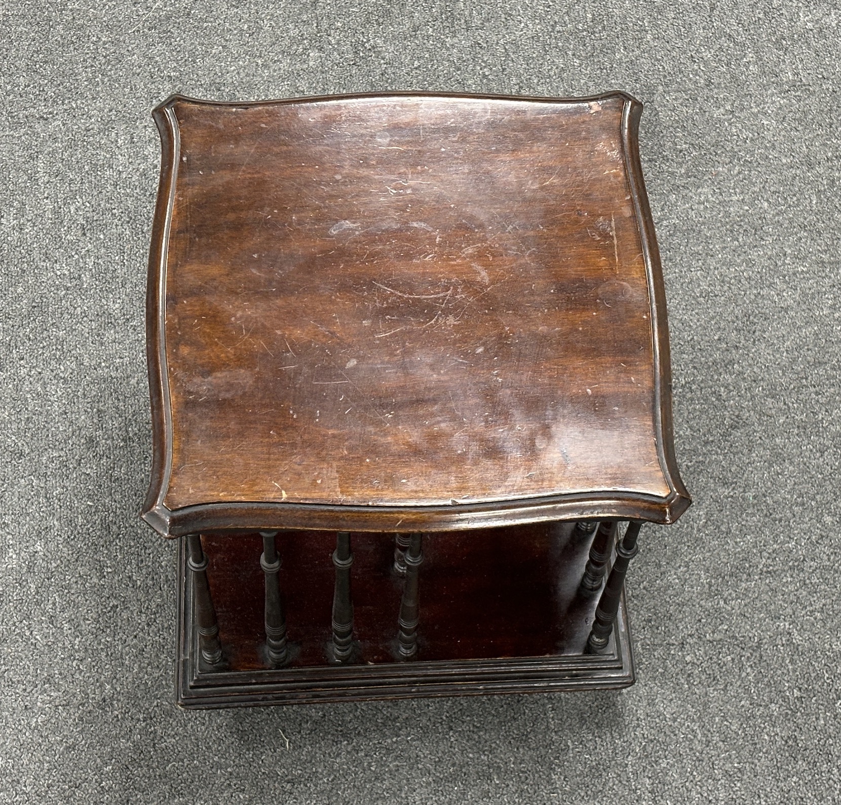 An Edwardian mahogany table top revolving bookcase, width 31cm, height 35cm